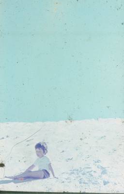 [Ivo Herzog criança sentado na areia da praia] (2)
